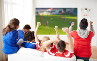 TV vs. projektor do oglądania sportu – plusy i minusy